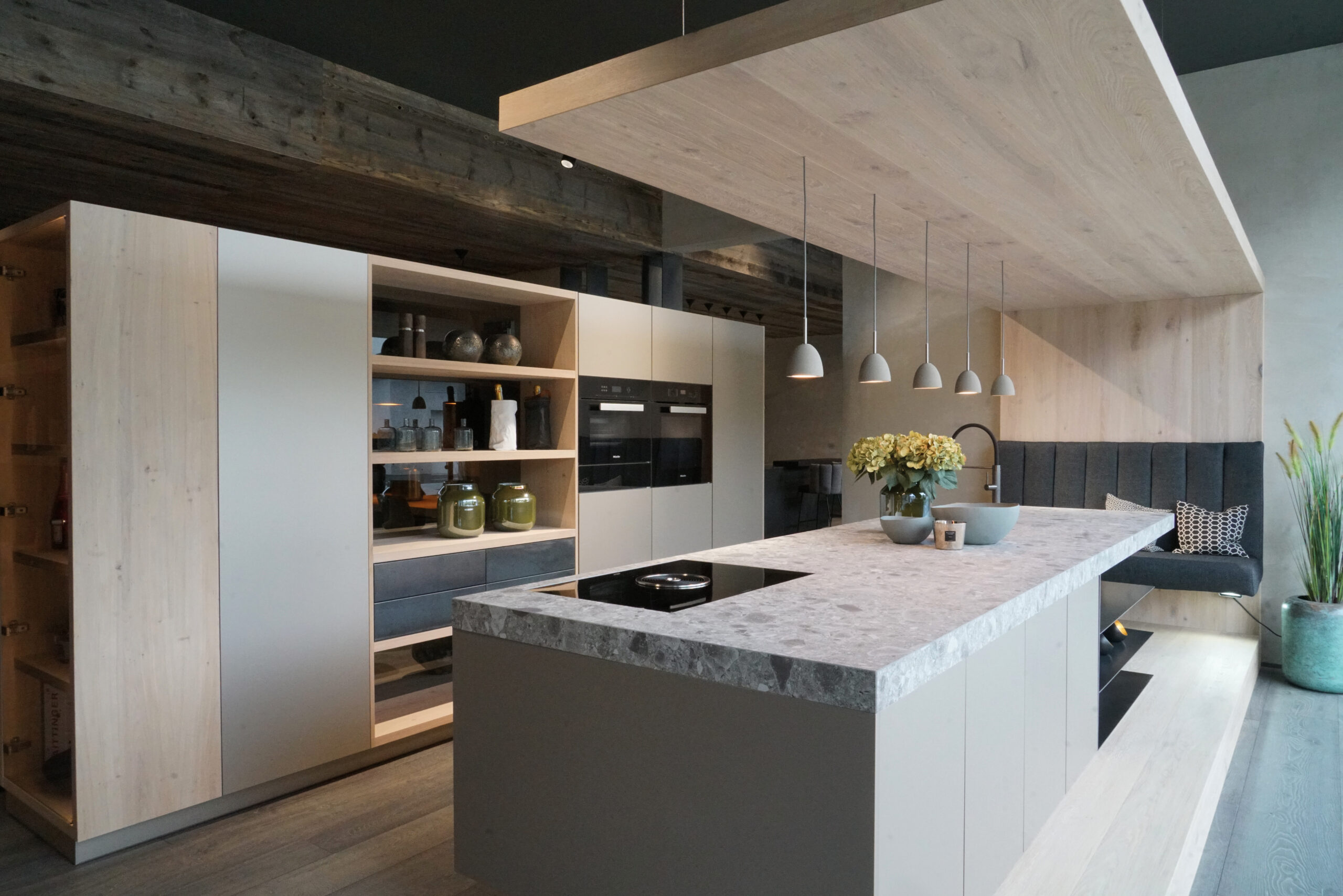 Moderne Küche mit Keramikarbeitsfläche, minimalistischen Schränken und stilvoller Dekoration